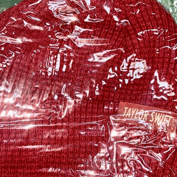 Taylor Swift NWT Beanie and Proof of Purchase from her online store.Scarf avail. - Picture 4 of 6